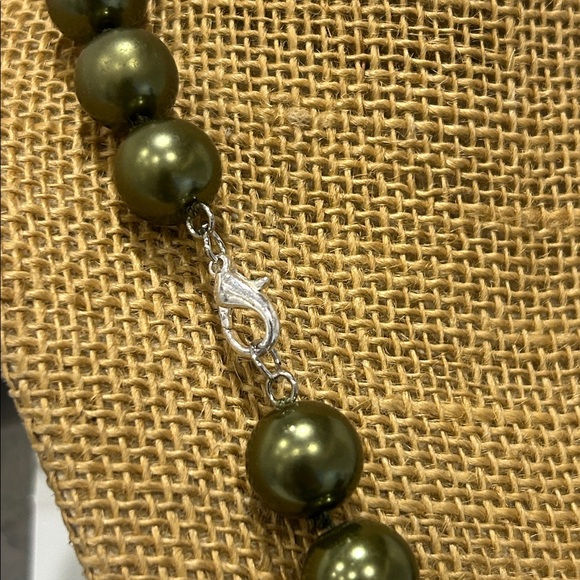 Green Ceramic Glass Beaded individually knotted Necklace - Picture 6 of 9